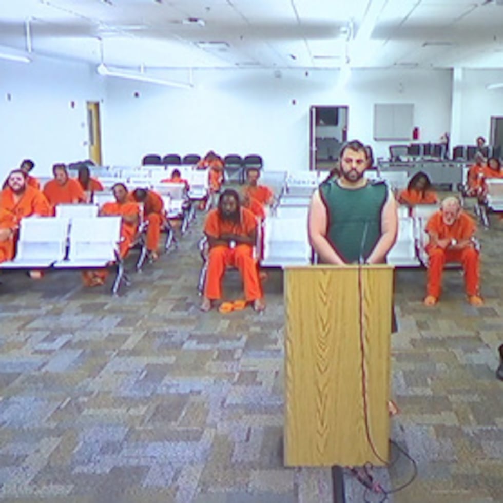 Hisham Abugharbieh, acusado de dos cargos de asesinato en primer grado, comparece ante el tribunal por vídeo el sábado 25 de abril de 2026 en Tampa, Florida (WFTS-TV via AP)