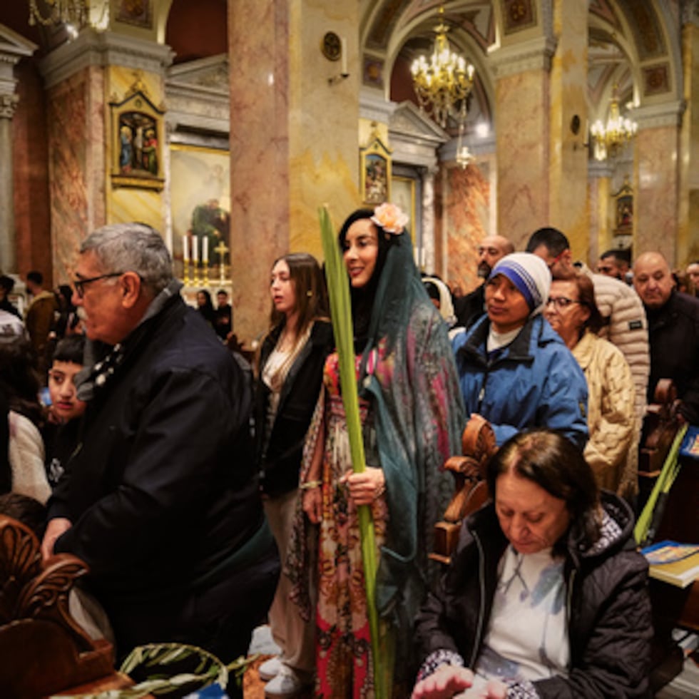 Feligreses católicos asisten a la misa del Domingo de Ramos en el Monasterio de San Salvador, el domingo 29 de marzo de 2026, en la Ciudad Vieja de Jerusalén. (AP Foto/Mahmoud Illean)
