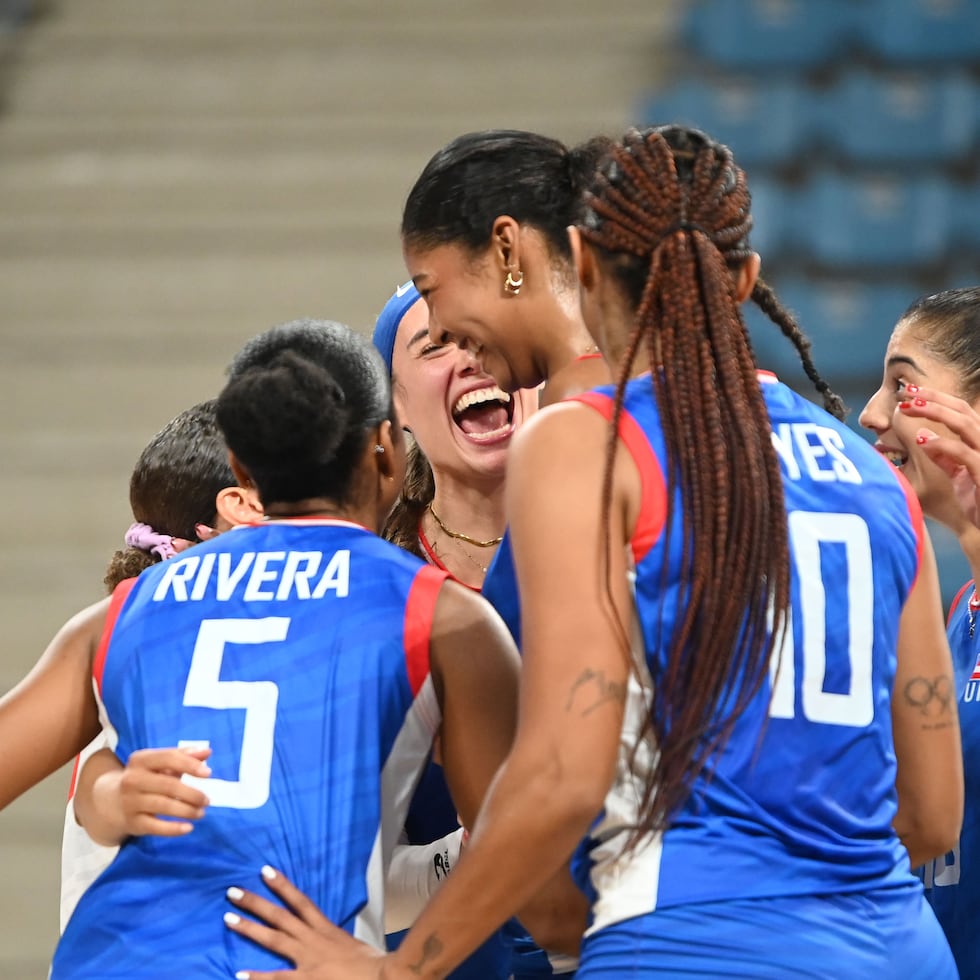 A sus 16 años, Decelise Champion registró su primera gran actuación individual en un partido de trascendental importancia para Puerto Rico. En el centro, es felicitada por sus compañeras tras una de sus jugadas.
