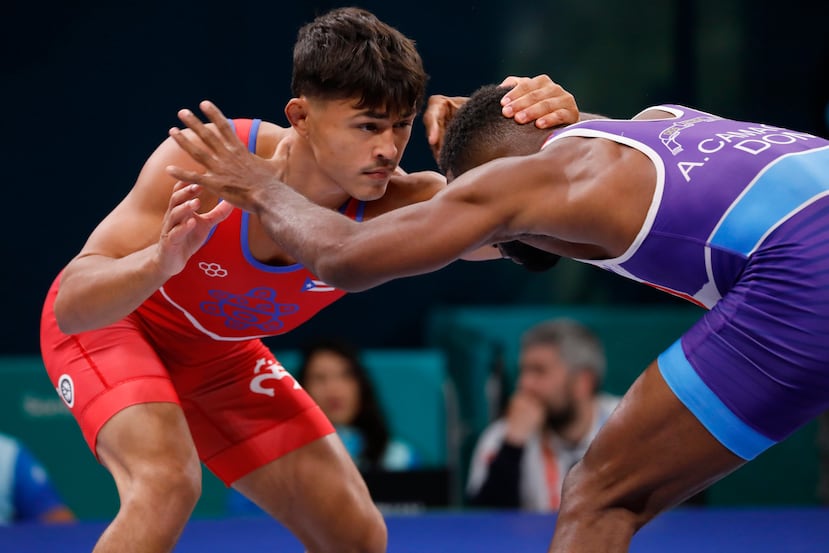 Joseph Silva (izquierda) en acción contra Albaro Rudecindo, de Republica Dominicana, en el combate por el bronce en los 65 kg durante los Juegos Panamericanos de Santiago 2023.