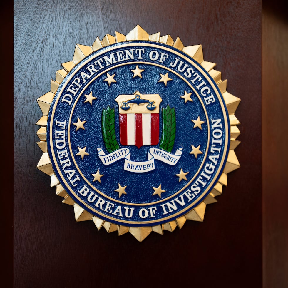 ARCHIVO - El sello del FBI se muestra en un podio antes de una conferencia de prensa en la oficina local de Portland, OregOn, el 16 de enero de 2025. (AP Foto/Jenny Kane/Archivo)