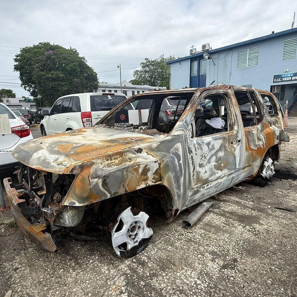 Tras extinguir el fuego, la Policía resaltó que se trataba del Nissan Xterra perteneciente a Benjamín Fontánez.