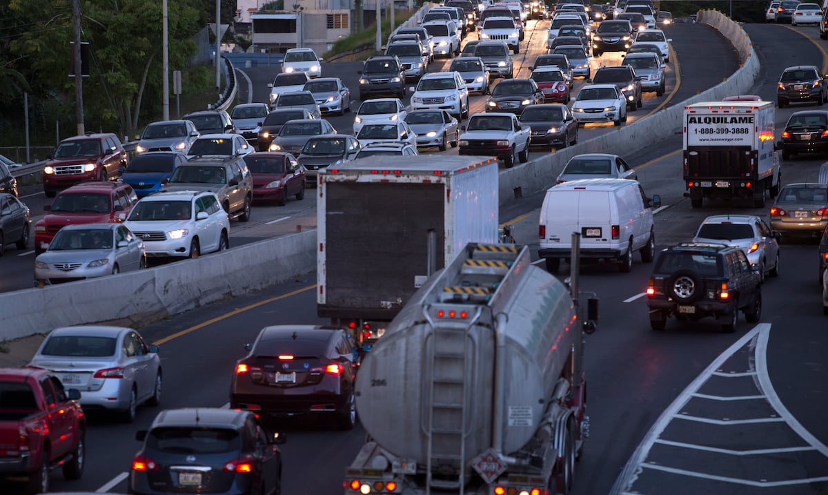 ¡Hay tapón! Cierran dos carriles por vehículo volcado en la autopista PR-22 de Dorado a San Juan