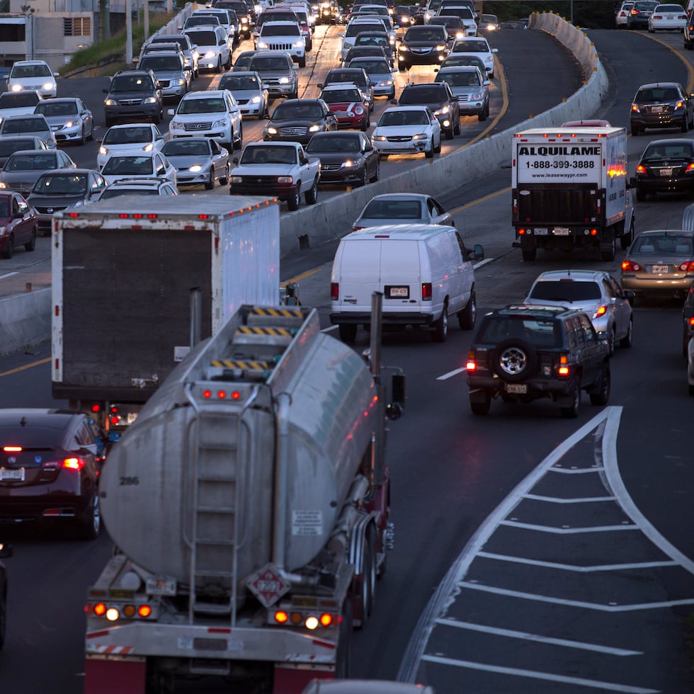 El agente José Soto, de Patrullas y Carreteras de Buchanan, indicó a El Nuevo Día que Metropistas está en la escena y que, al momento, hay dos carriles cerrados.
