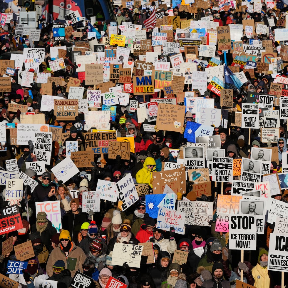 Miles de personas desfilaron el viernes en Mineápolis para protestar contra las redadas de la policía migratoria estadounidense.