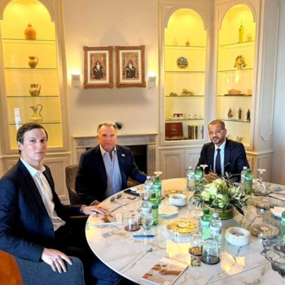 El ministro de Asuntos Exteriores de Omán, Sayyid Badr bin Hamad Al Busaidi, a la derecha.