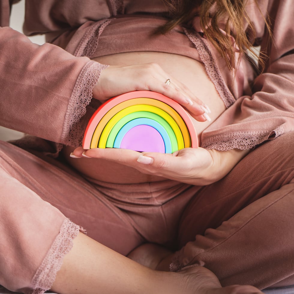 Un "bebé arcoíris" simboliza la esperanza y resiliencia que representa el nuevo bebé tras la pérdida.