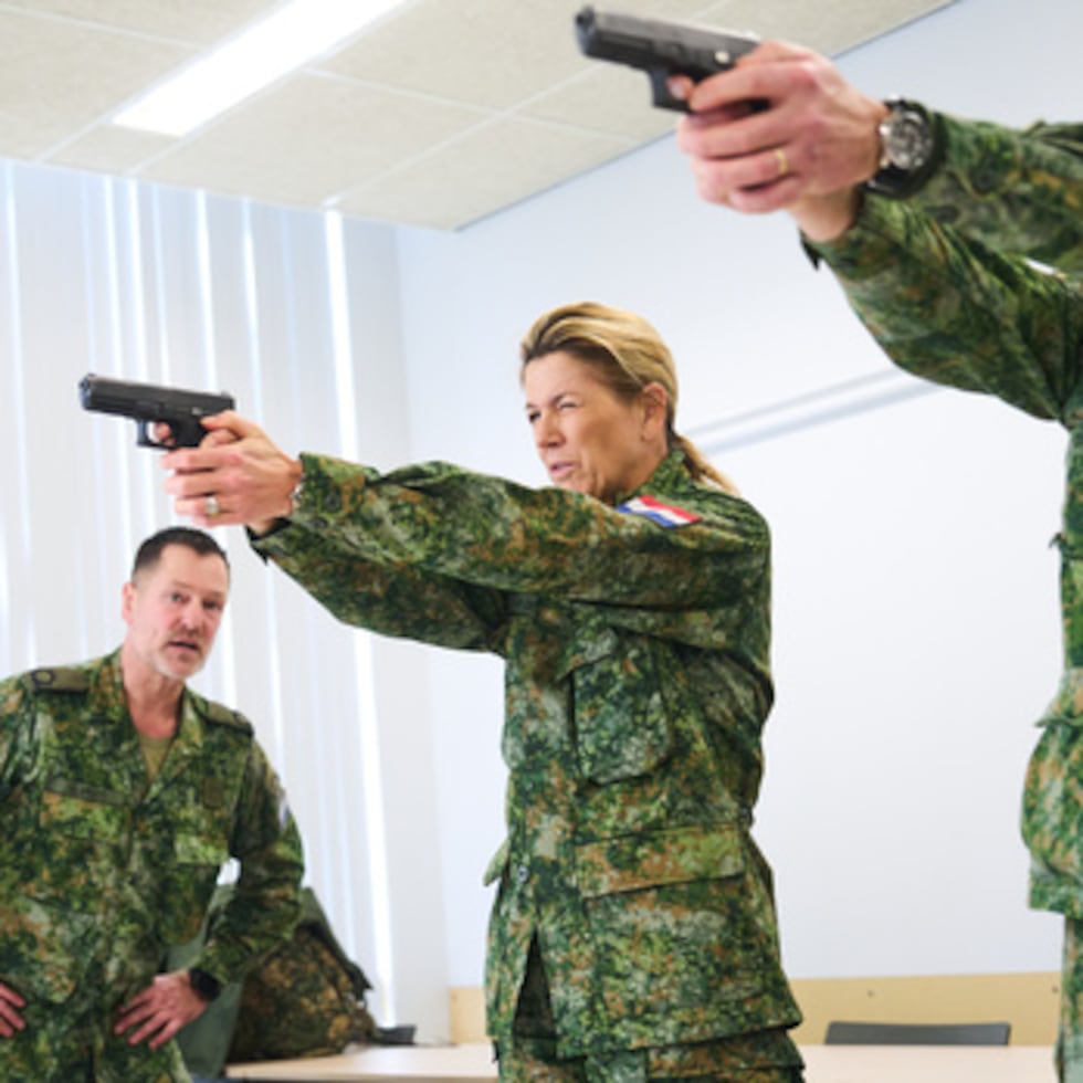 El año pasado, Dinamarca intentó aumentar el número de jóvenes en el ejército ampliando por primera vez el alistamiento obligatorio a las mujeres. Hombres y mujeres pueden seguir alistándose como voluntarios, y las plazas restantes se cubrirán mediante un sorteo sin distinción de género.