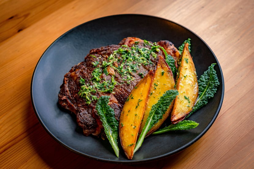 2022/07/06
El variado menú cuenta con aperitivos, platos principales y postres.