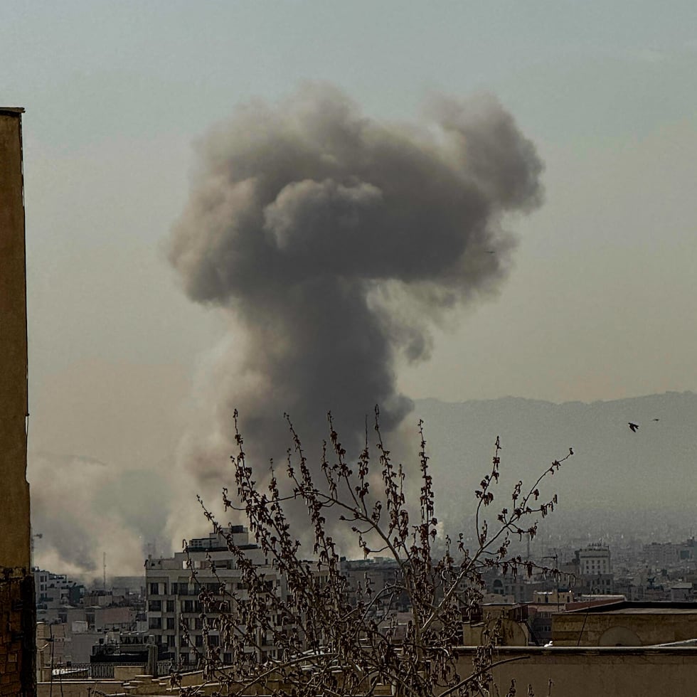 Trump confirmó esta madrugada que las Fuerzas Armadas de Estados Unidos e Israel lanzaron ataques de “gran envergadura” contra zonas de Irán, con el objetivo de destruir la industria de misiles y la Marina de ese país.