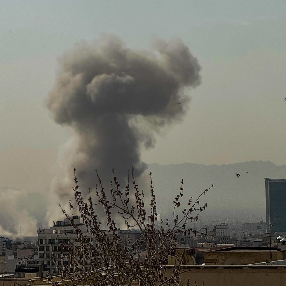 El almirante Brad Cooper adjudicó esta disminución a que las fuerzas militares de Estados Unidos e Israel han “destruido implacablemente las defensas aéreas de Irán en los últimos días”.