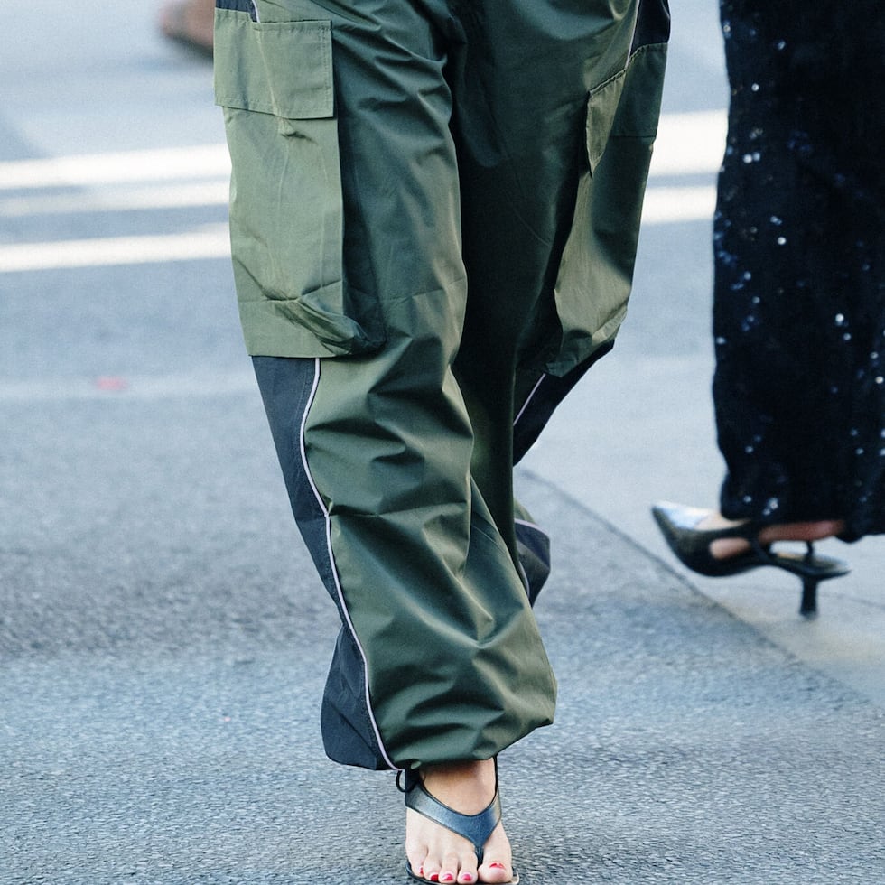 La estética utilitaria sigue reinando, y los pantalones cargo son la mejor muestra.