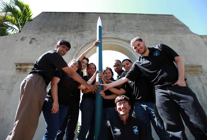 Equipo de estudiantes de diferentes disciplinas de la ingeniería del proyecto DART, de la UPR de Mayagüez, con un cohete que diseñaron para competir en Estados Unidos. (Archivo / GFR Media)