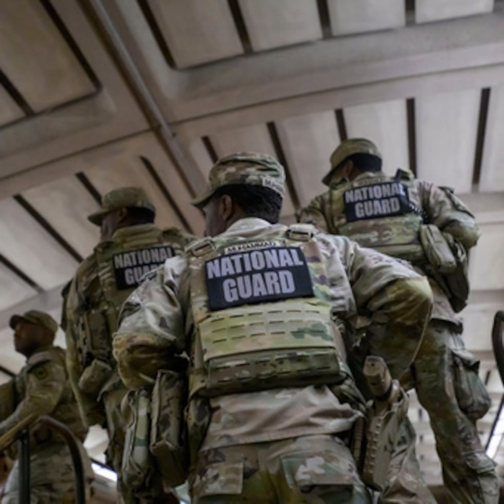 Miembros de la Guardia Nacional de Arkansas continúan patrullando tras ayudar a bajar a una anciana en silla de ruedas debido a que el ascensor de la estación Columbia Heights del metro estaba fuera de servicio, el lunes 10 de agosto de 2026, en Washington.