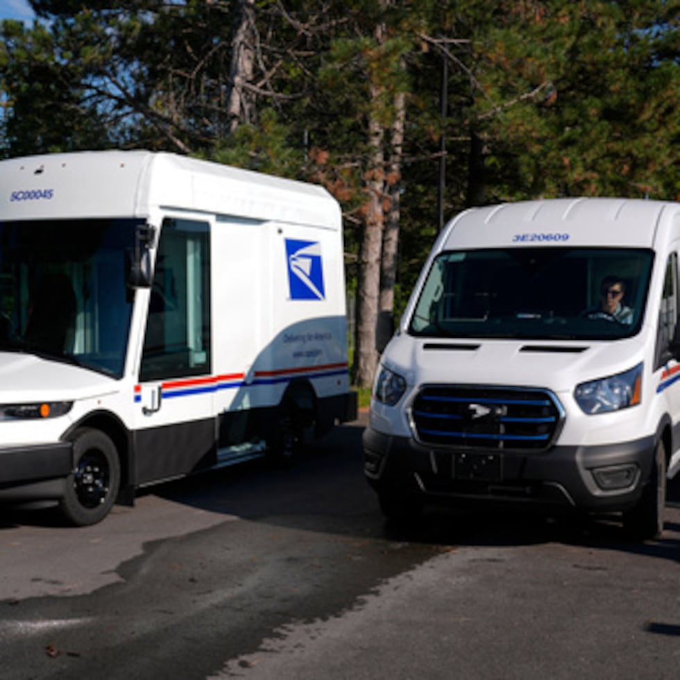 El mensaje de 30 segundos presenta a una variedad de votantes, entre ellos un atareado agricultor y una auxiliar de vuelo, que explican por qué emiten su voto por correo.