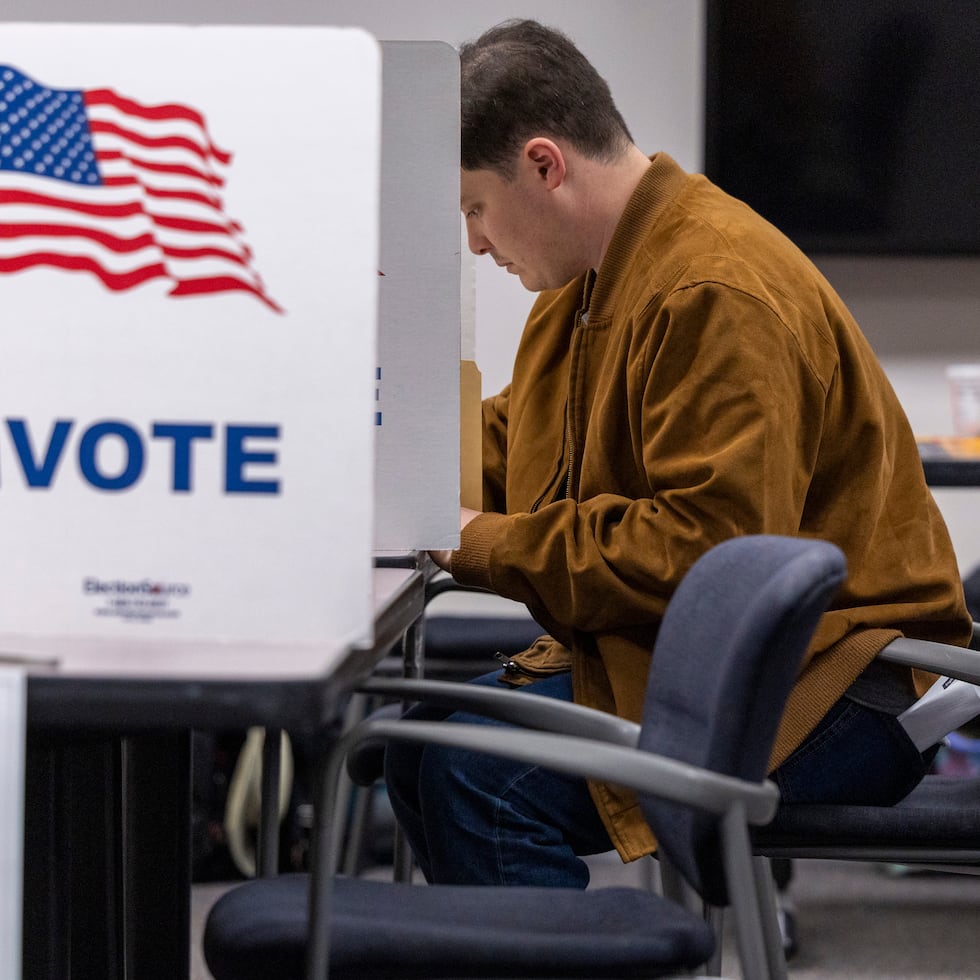 According to the survey by UnidosUS, 55% of the Hispanic working class—which represents 79% of the Latino electorate—has not received any information from political campaigns or any organization regarding next month’s elections.