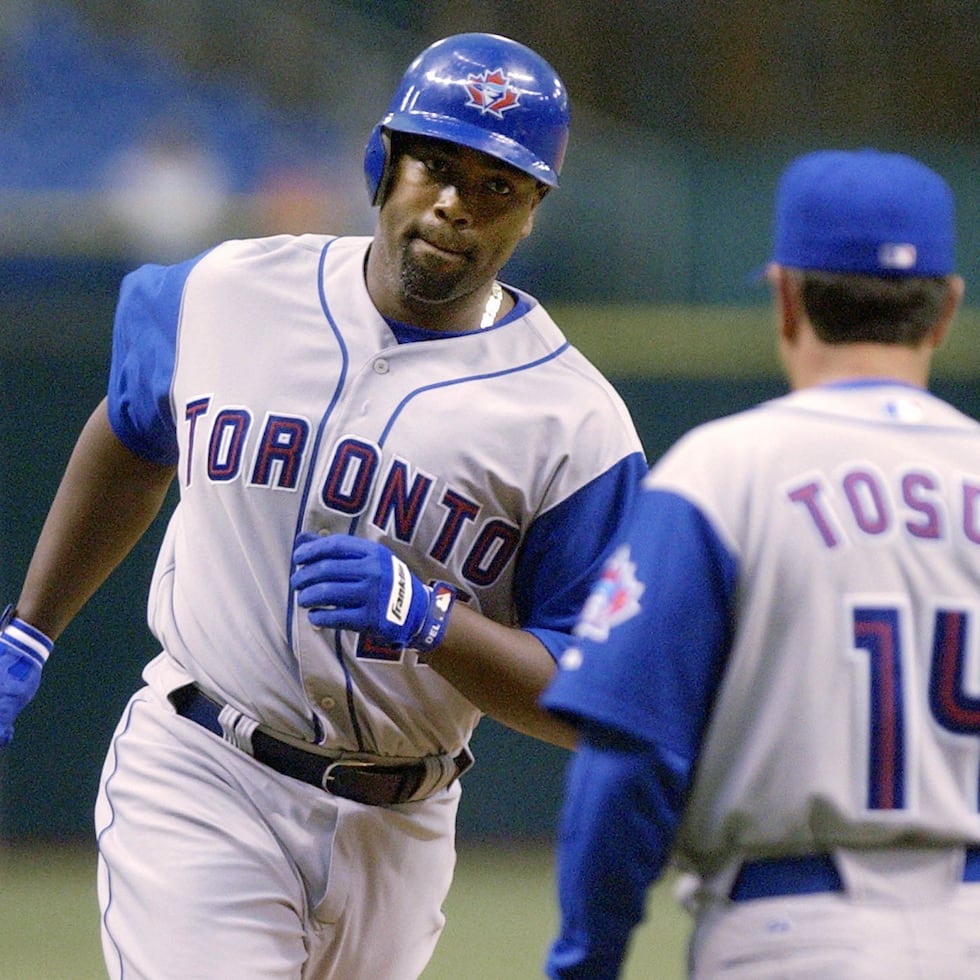 El puertorriqueño Carlos Delgado logró sacudir cuatro cuadrangulares en un mismo partido en el año 2003 vistiendo el uniforme de los Blue Jays.