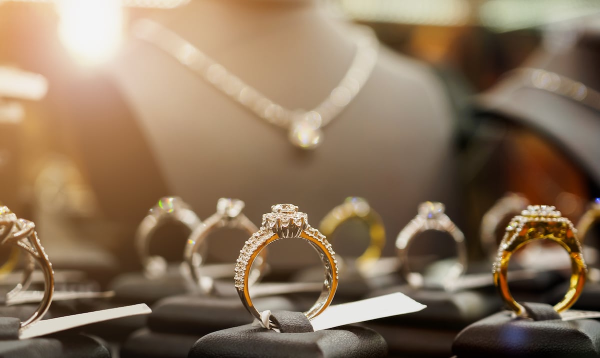 Costoso engaño: hombre pide probarse una pulsera de oro de $16,000 y se va corriendo