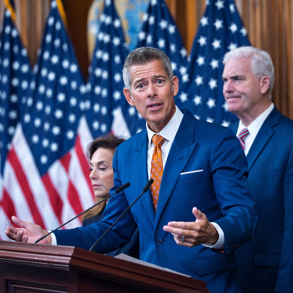 El secretario de Transporte, Sean Duffy, habla con los periodistas hace unos días en torno al cierre del gobierno federal.
