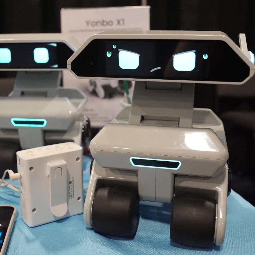 El exhibidor de X-Origin incluye unidades de su robot doméstico Yongo X.
(Abbie Parr)