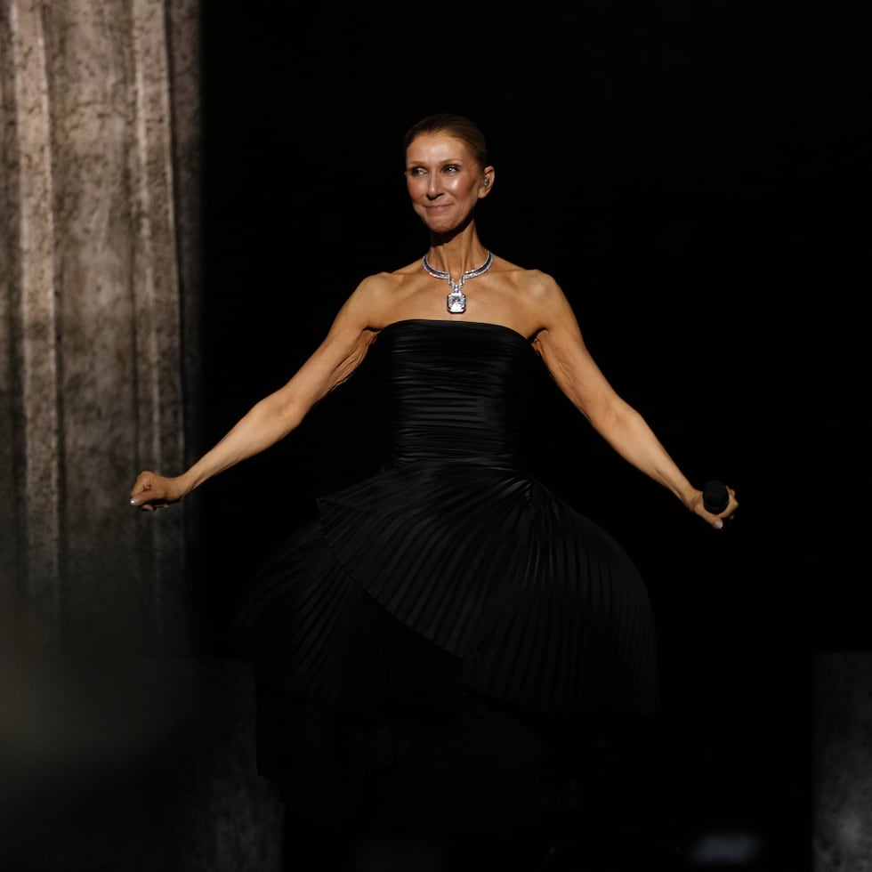 Celine Dion durante la apertura de su concierto en el Plenitude Arena in Nanterre en París.