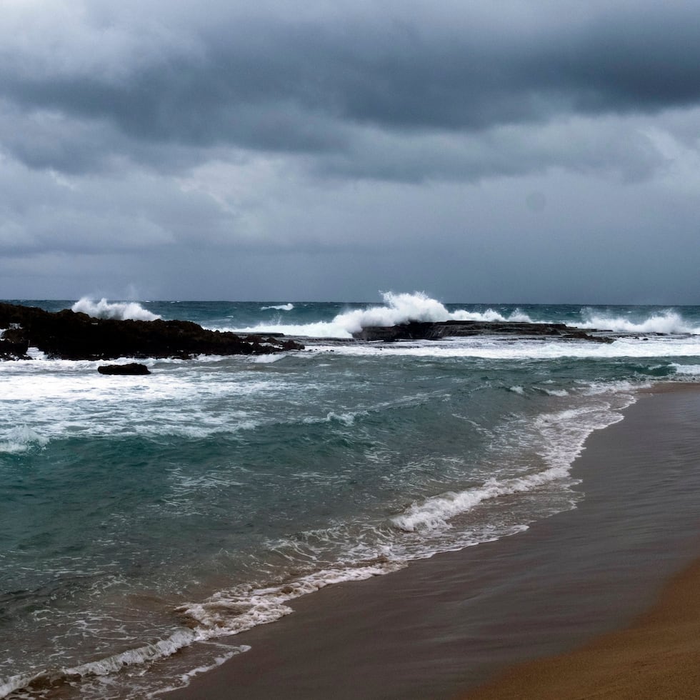 A system has caused downpours in waters north of Puerto Rico, as well as cloudiness in sectors of the island.