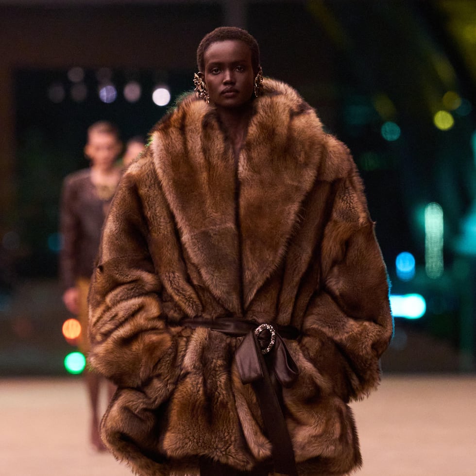 Para el próximo otoño-invierno, los amplios chaquetones de falsa piel de pelo se van a imponer, al igual que las faldas con aberturas y los vestidos por encima de la rodilla