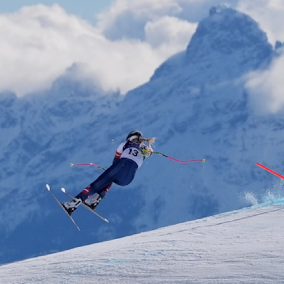 La estadounidense Lindsey Vonn se estrella durante una carrera de descenso femenino de esquí alpino, en los Juegos Olímpicos de Invierno de 2026, en Cortina d'Ampezzo, Italia, el domingo 8 de febrero de 2026. (AP Photo/Jacquelyn Martin)