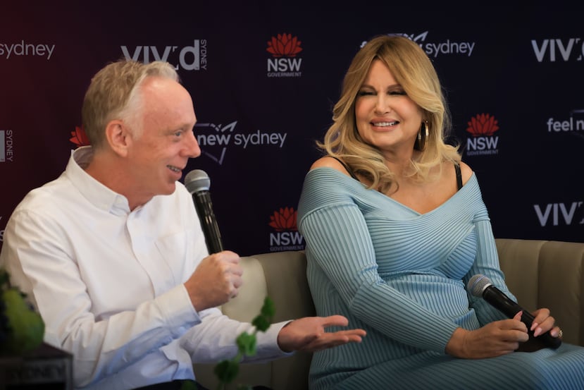 La serie "The White Lotus" fue creada por Mike White, a la izquierda, y tuvo como una de las figuras principales a la actriz Jennifer Coolidge, a la derecha, quien ganó varios premios Emmy y Golden Globe por su actuación.