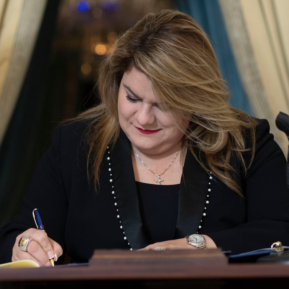 La gobernadora Jenniffer González Colón firmó la Ley 53-2026, anteriormente el Proyecto de Administración 95 (Proyecto del Senado 920).