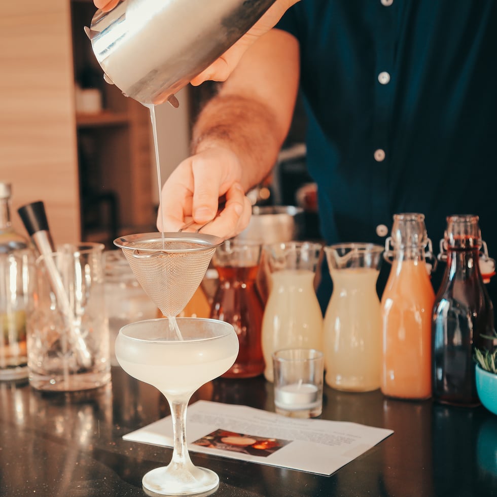 Tener los licores base, es clave para poder preparar una barra en casa.