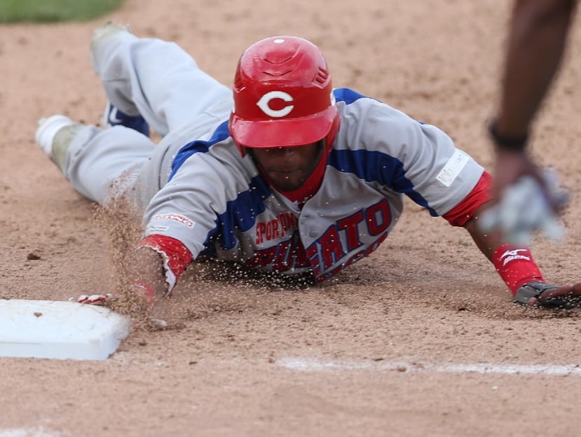 Rey Navarro regresa a tiempo a la inicial ante el intento del lanzador dominicano de ponerlo fuera. (teresa.canino@gfrmedia.com)