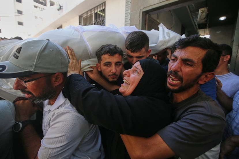 Un grupo de personas traslada el cuerpo del palestino Bassir al Barsh, fallecido en un ataque aéreo israelí, durante su funeral en un hospital de la ciudad de Gaza, el sábado 19 de septiembre de 2026. (Foto AP/Yousef Al Zanoun)