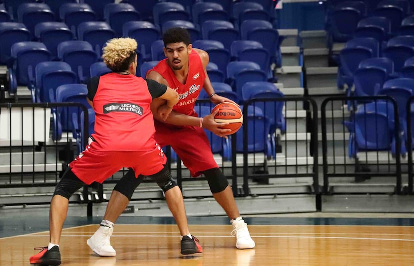 Tyler Davis (con el balón), de ascendencia puertorriqueña, debutó con el equipo nacional en el AmeriCup del pasado año.