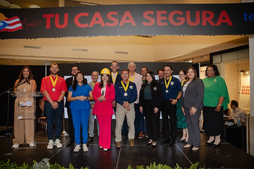 La arquitecta Astrid Díaz (con el casco amarillo), entregó medallas a figuras y organizaciones destacadas que son importantes a la hora de gestionar emergencias y la protección ambiental en la isla.