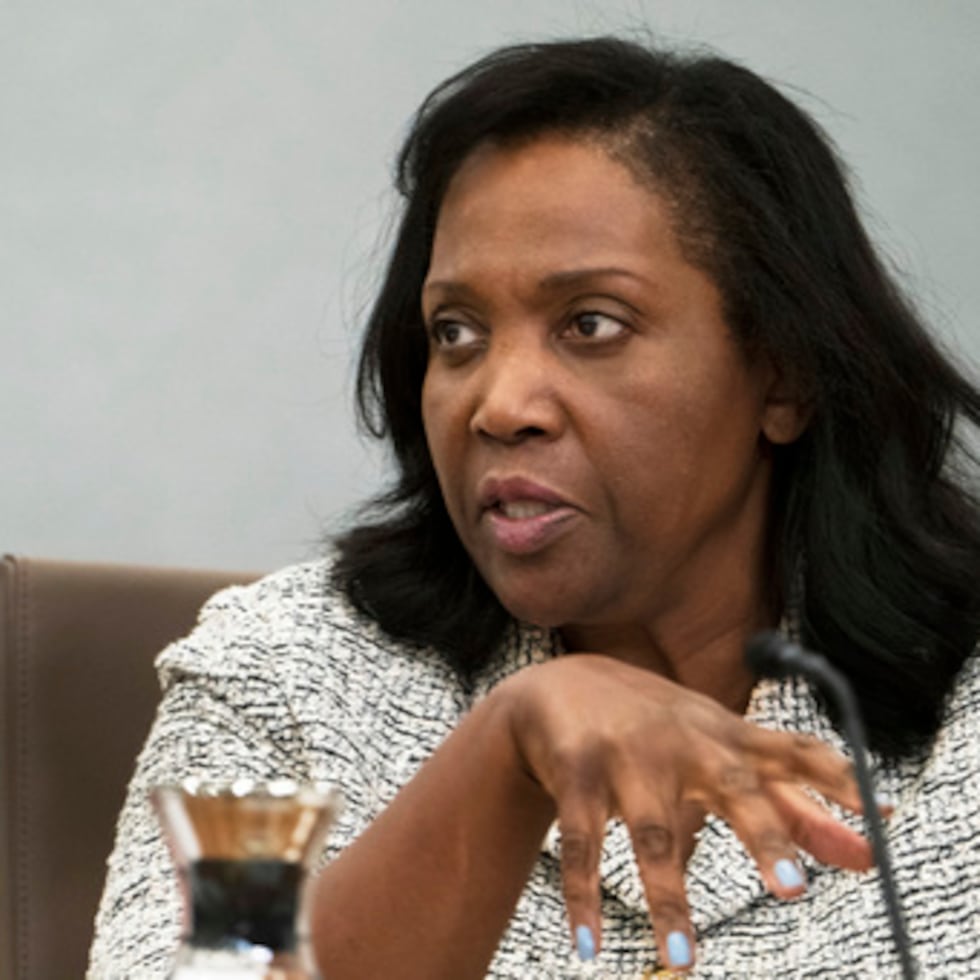 Lisa Cook, de la Reserva Federal, espera su turno ante la Corte Suprema luego de ser despedida por Trump.