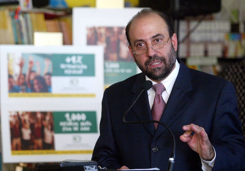 Imagen del 2003 del entonces secretario de Educación, César Rey, cuando visitó la escuela Luz E. Colón, donde habló sobre la asignación de fondos federales para la agencia.