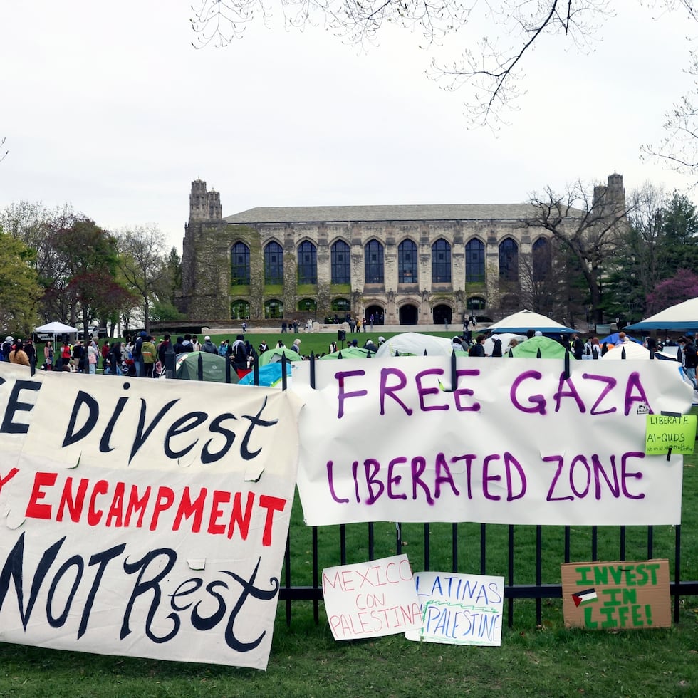 ARCHIVO – Se muestran carteles fuera de un campamento de tiendas en la Universidad Northwestern el 26 de abril de 2024, en Evanston, Illinois.
