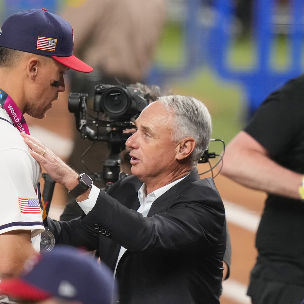 Rob Manfred, comisionado de MLB, entrega la medalla de plata a Aaron Judge, capitán de Estados Unidos, luego de la final ganada por Venezuela.