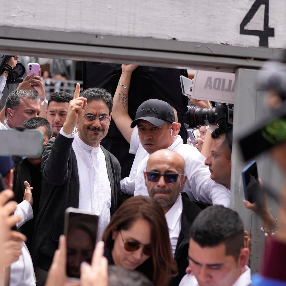 El candidato presidencial Iván Cepeda, de la coalición gobernante Pacto Histórico, hace gestos a sus seguidores después de votar durante la elección presidencial en Bogotá.