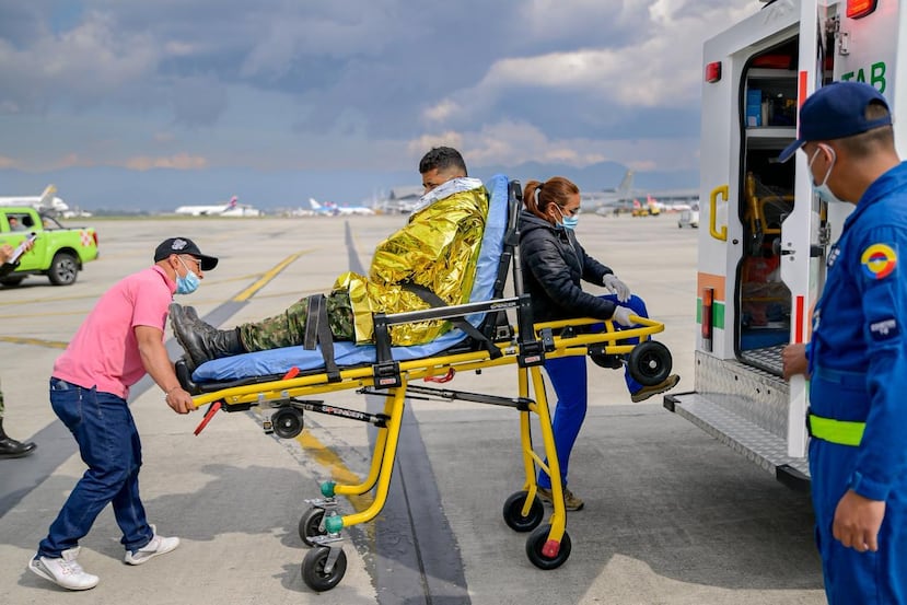 En esta fotografía, distribuida por la oficina de prensa de las Fuerzas Armadas de Colombia, un soldado herido en un avión de carga militar que se estrelló poco después de despegar en Puerto Leguízamo llega a una base militar para recibir tratamiento.