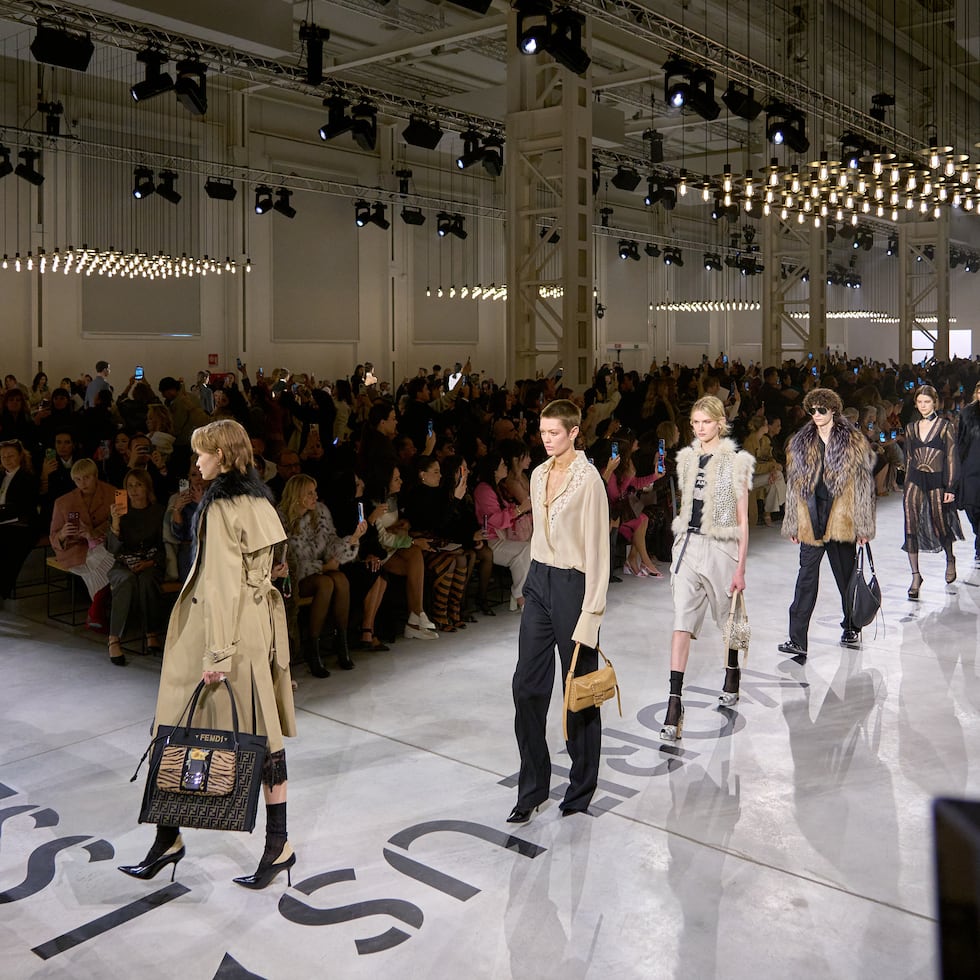 Maria Grazia Chiuri volvió a Fendi. La diseñadora italiana inició su carrera en esta firma, donde trabajó entre 1989 y 1999, antes de su salto a Valentino