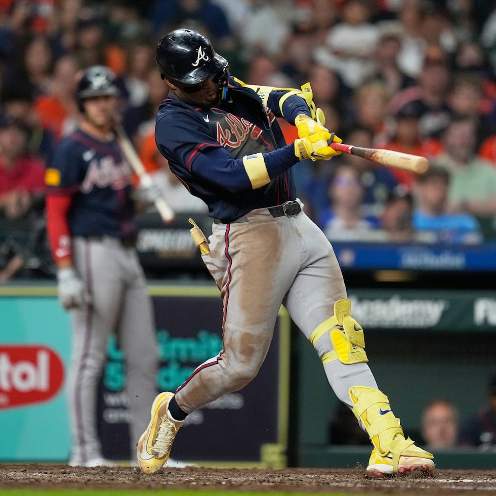 El pelotero de los Braves de Atlanta, Ronald Acuña Jr., conecta un grand slam durante la séptima entrada de un partido de béisbol contra los Astros de Houston en Houston, el sábado 19 de septiembre de 2026. (Foto AP/Ashley Landis)