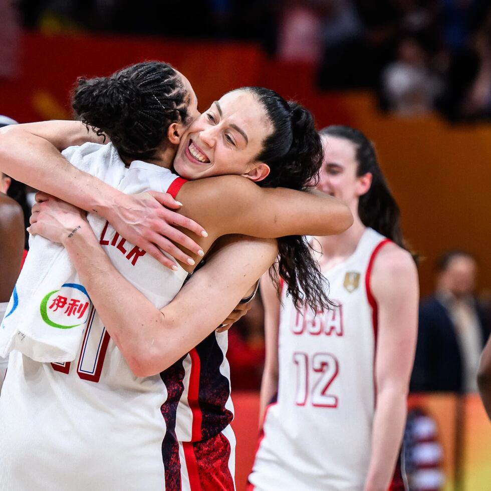 Breanna Stewart y Napheesa Collier se abrazan tras la conquista de Estados Unidos en la Copa del Mundo de Baloncesto Femenino.
