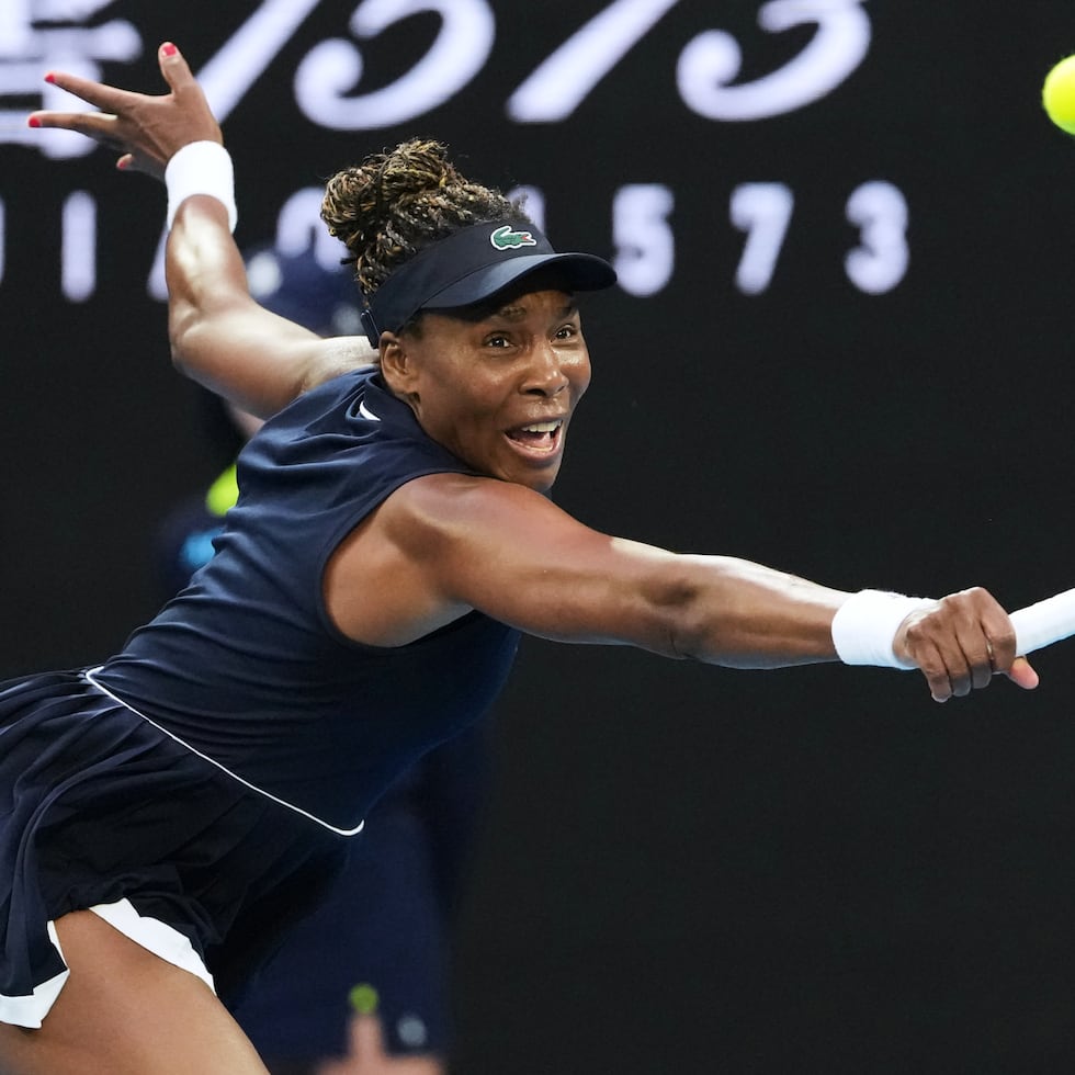 Venus Williams devuelve ante Olga Danilovic en la primera ronda del Abierto de Australia, el domingo 18 de enero de 2026, en Melbourne.