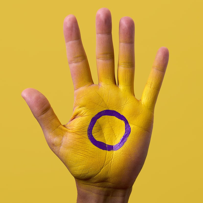 La bandera de orgullo intersex fue creada en 2013 por el activista australiano y experto en bioética, Morgan Carpenter. Combina el amarillo con un círculo violeta para simbolizar que los cuerpos intersex no están rotos.