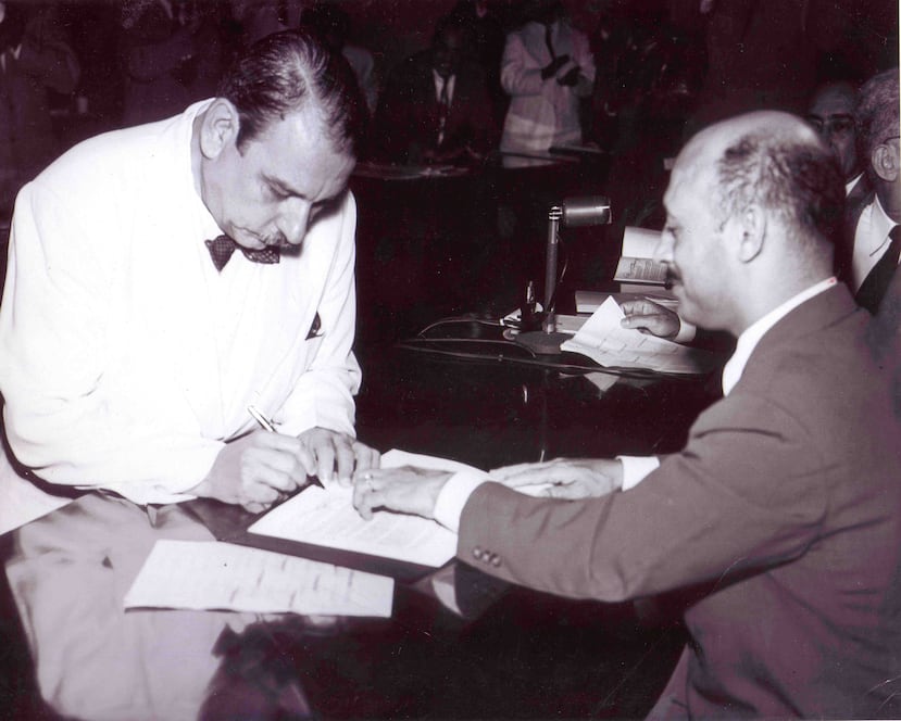 On July 25, 1952, Governor Luis Muñoz Marín signed the official proclamation of the Constitution of the Commonwealth of Puerto Rico.