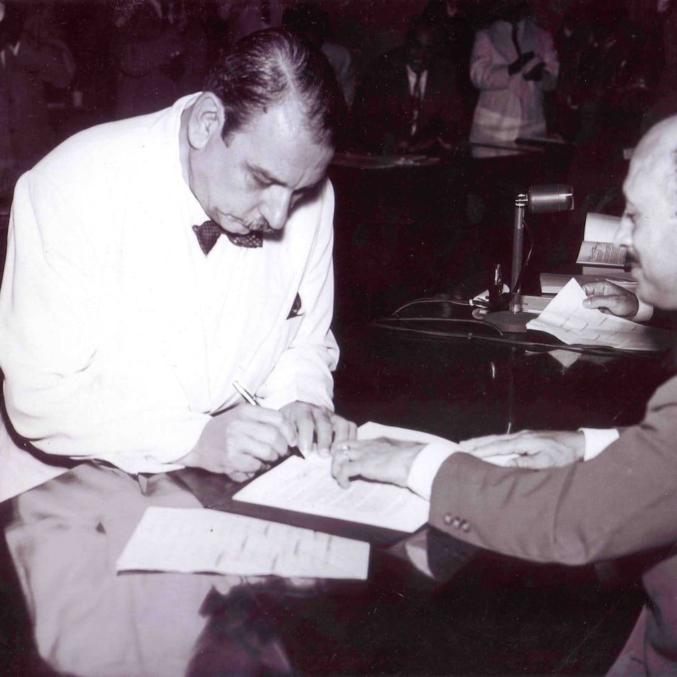 Luis Muñoz Marín firma la Constitución de Puerto Rico en 1952.