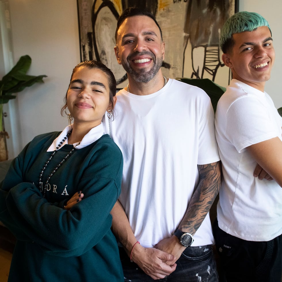 Jorge Pabón “Molusco” acompañado de sus hijos Paula y Ocean Pabón.