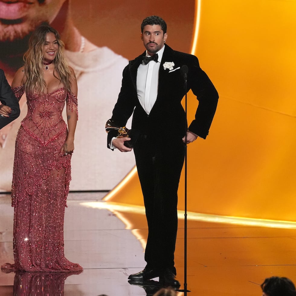Bad Bunny, a la derecha, recibe el premio al mejor álbum de música urbana por "Debí tirar más fotos" durante la 68.ª edición de los Premios Grammy. Marcello Hernandez, a la izquierda, y Karol G observan desde la izquierda.
(Foto AP/Chris Pizzello)
